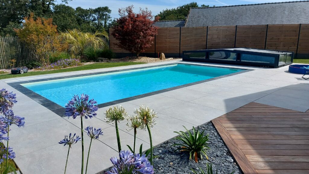 Althea Nova Paysagiste En Ille Et Vilaine Piscine Beton Terrasse Gres Cerame Terrasse Bois Massif Vegetaux Abri De Piscine 1